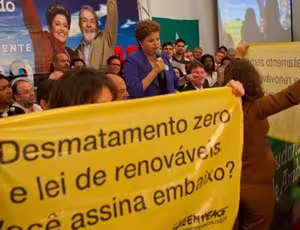 dilma-rousseff-pt-participa-de-ato-publico-em-defesa-do-meio-ambiente-em-brasilia-1287599806364_300x230